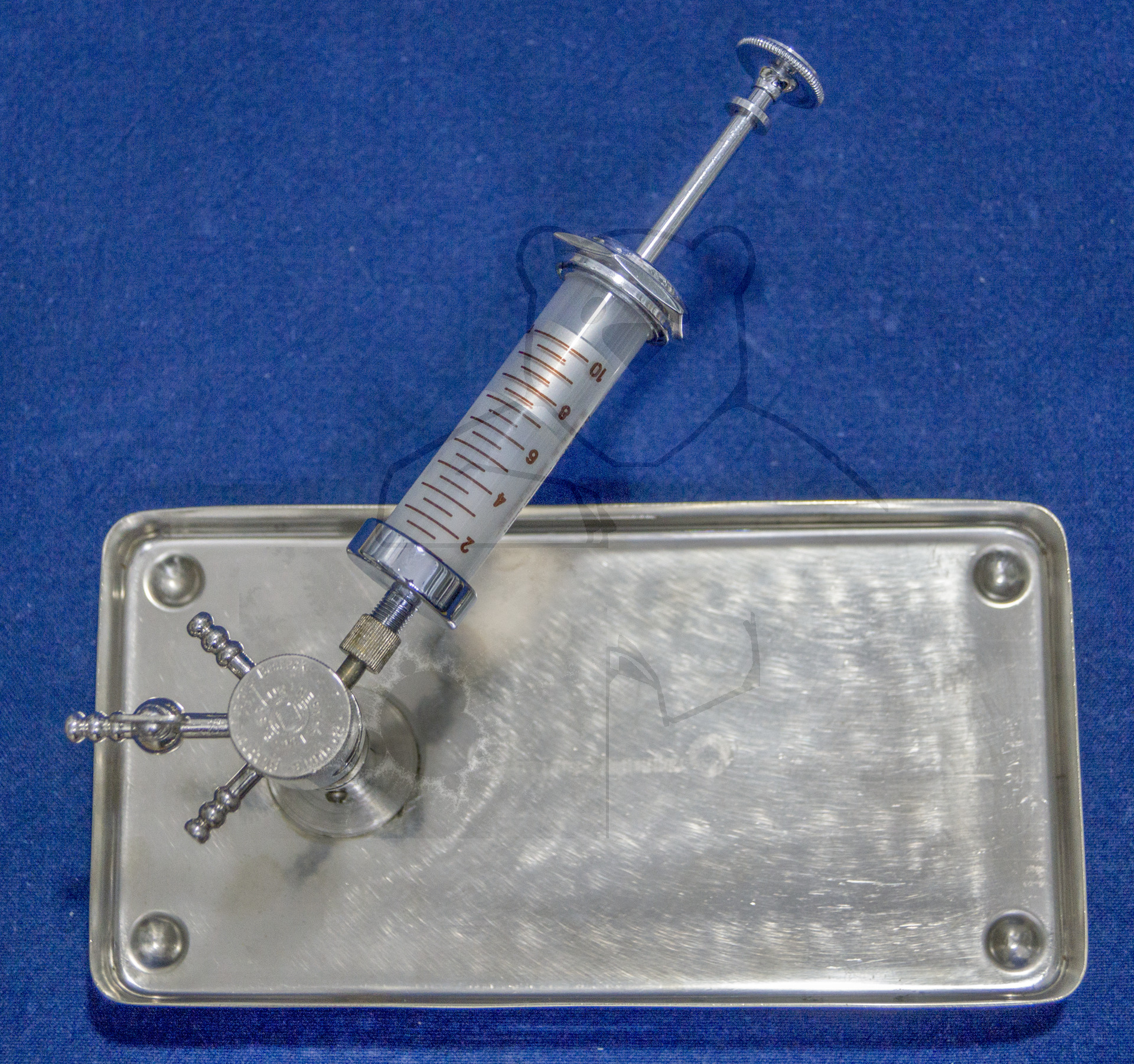 Set zur direkten Bluttransfusion, ca. 1940, Aufgesetzte Transferspritze mit Drei-Wege-Verteiler, Obere Position, Schlauch zum Spender